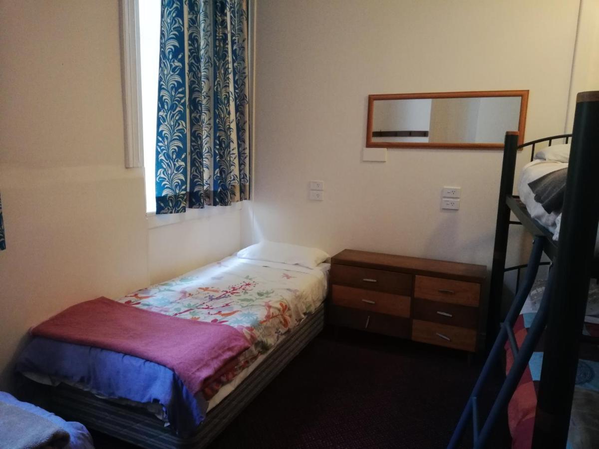 Empire Hotel Backpackers Oamaru Exteriör bild