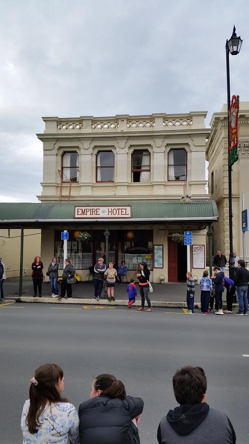 Empire Hotel Backpackers Oamaru Exteriör bild