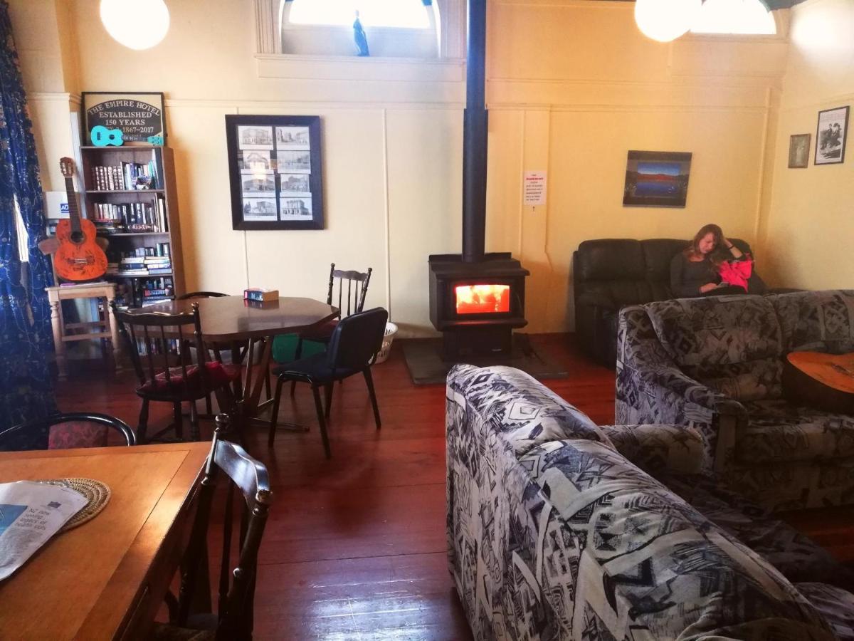 Empire Hotel Backpackers Oamaru Exteriör bild