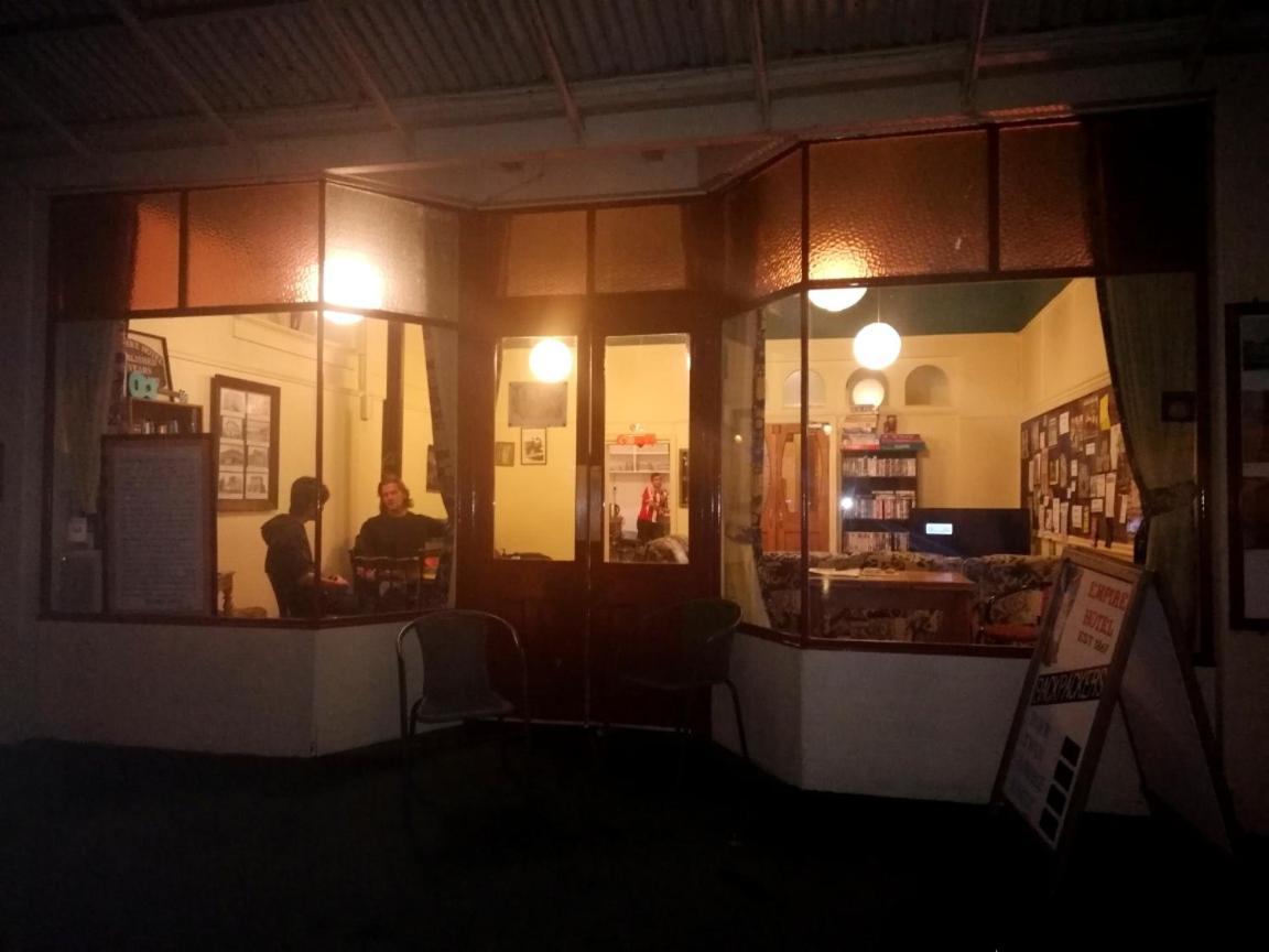 Empire Hotel Backpackers Oamaru Exteriör bild
